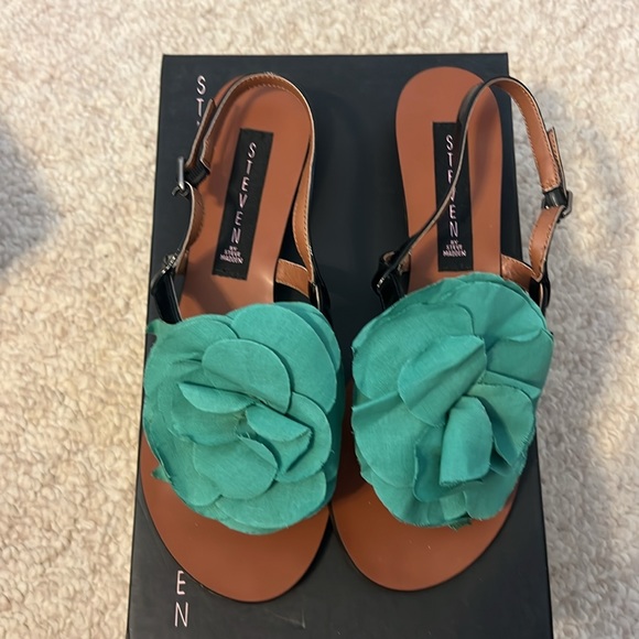 New in box Steve Madden green cecce flower sandals 7.5 - Picture 2 of 5